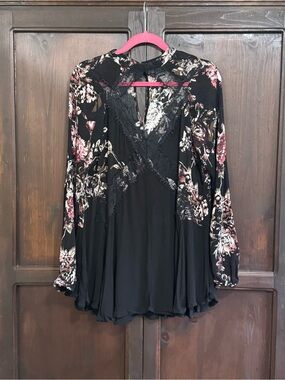 Daytrip Floral Cutout Lace-Trim Black Tunic Top Flowy Boho size Medium